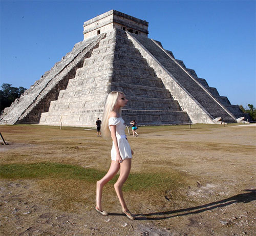 funny-panorama-pyramid-girl2