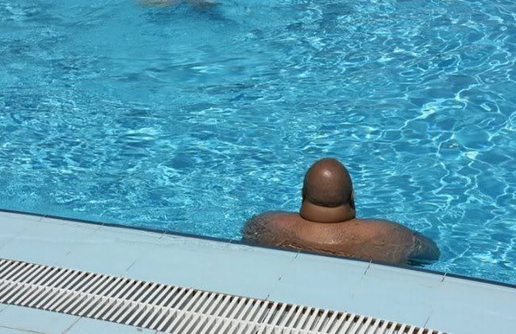 chlap v bazene