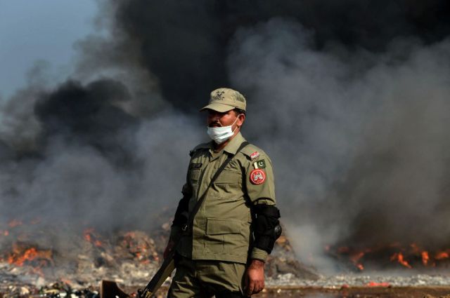 A Pakistani ranger stands guard during the drug burning ceremony in Lahore on January 26, 2014. Pakistani custom officials destroyed narcotics and other contraband items from different parts of the country to mark the occasion of International Customs Day. AFP PHOTO/Arif ALI