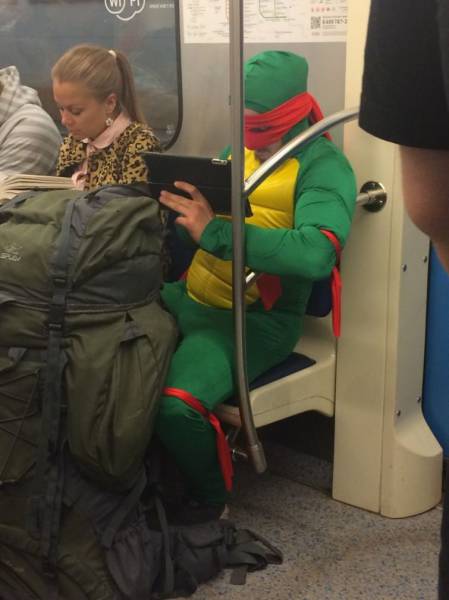 there_is_no_end_to_how_much_weirdness_happens_on_the_subway_640_03