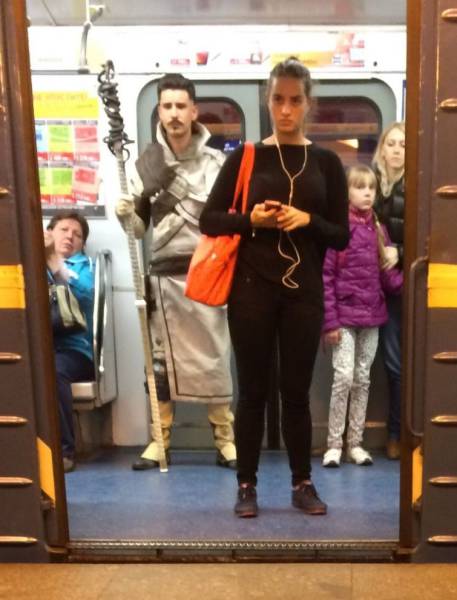 there_is_no_end_to_how_much_weirdness_happens_on_the_subway_640_04