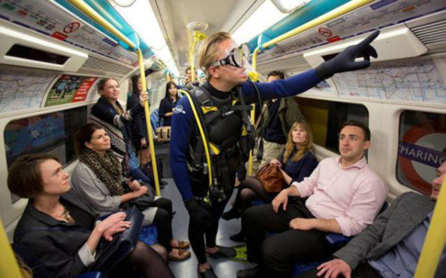there_is_no_end_to_how_much_weirdness_happens_on_the_subway_640_10