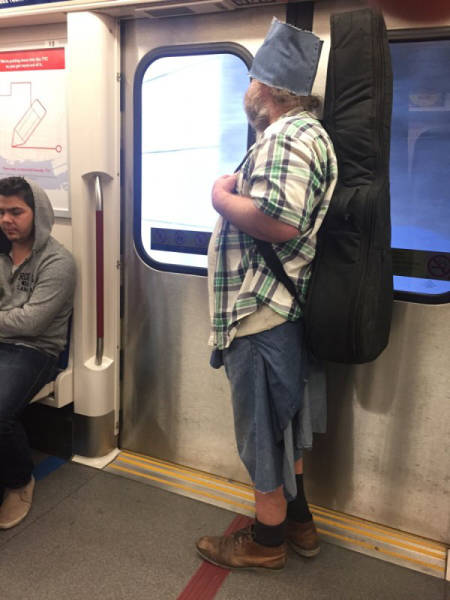 there_is_no_end_to_how_much_weirdness_happens_on_the_subway_640_24