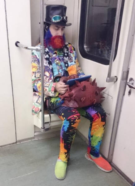 there_is_no_end_to_how_much_weirdness_happens_on_the_subway_640_25