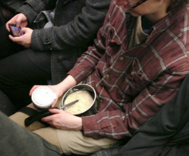 there_is_no_end_to_how_much_weirdness_happens_on_the_subway_640_28