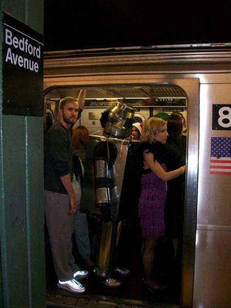 there_is_no_end_to_how_much_weirdness_happens_on_the_subway_640_29