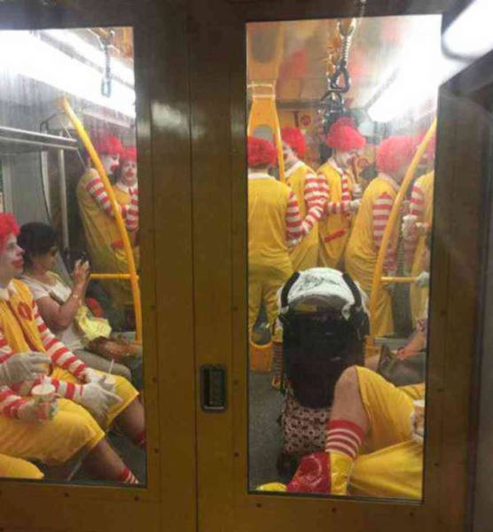 there_is_no_end_to_how_much_weirdness_happens_on_the_subway_640_30