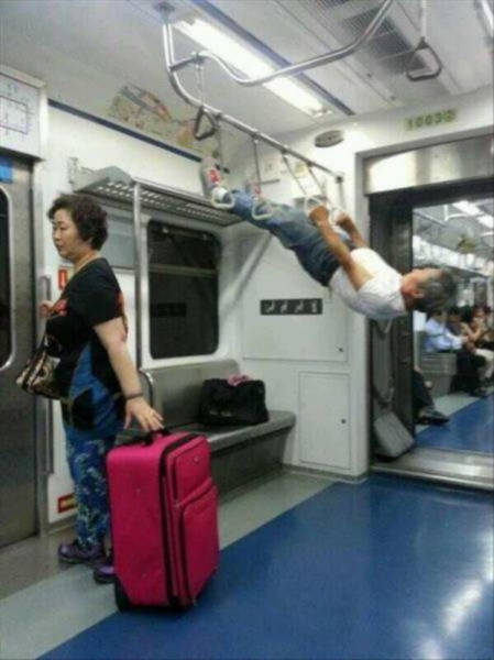 there_is_no_end_to_how_much_weirdness_happens_on_the_subway_640_31