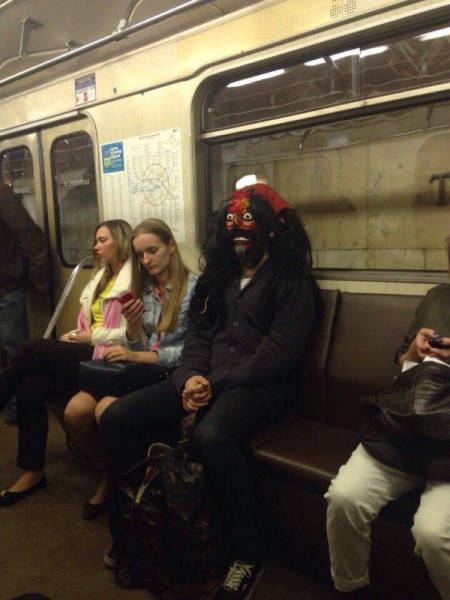 there_is_no_end_to_how_much_weirdness_happens_on_the_subway_640_32