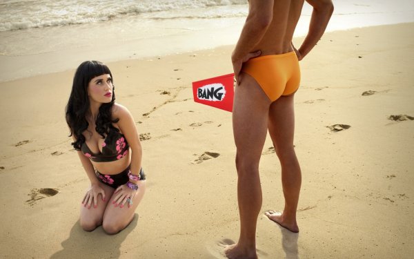 11 Obrázkov: Kľačiaca Katy Perry na pláži spustila Photoshop battle