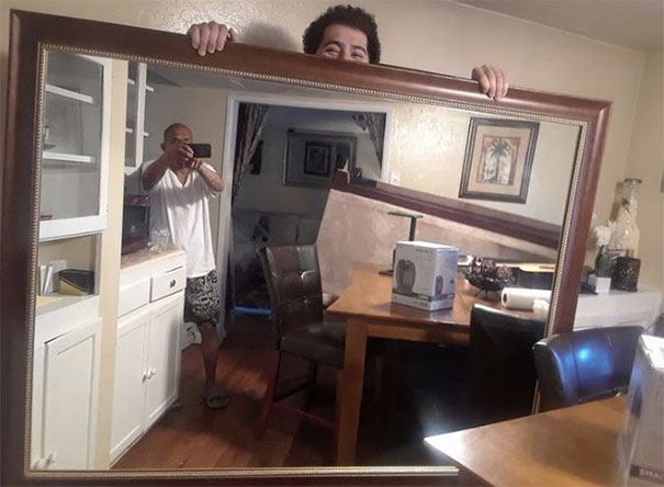 funny-people-sell-mirrors-reflections-16-5ab4bb3a1c531__605