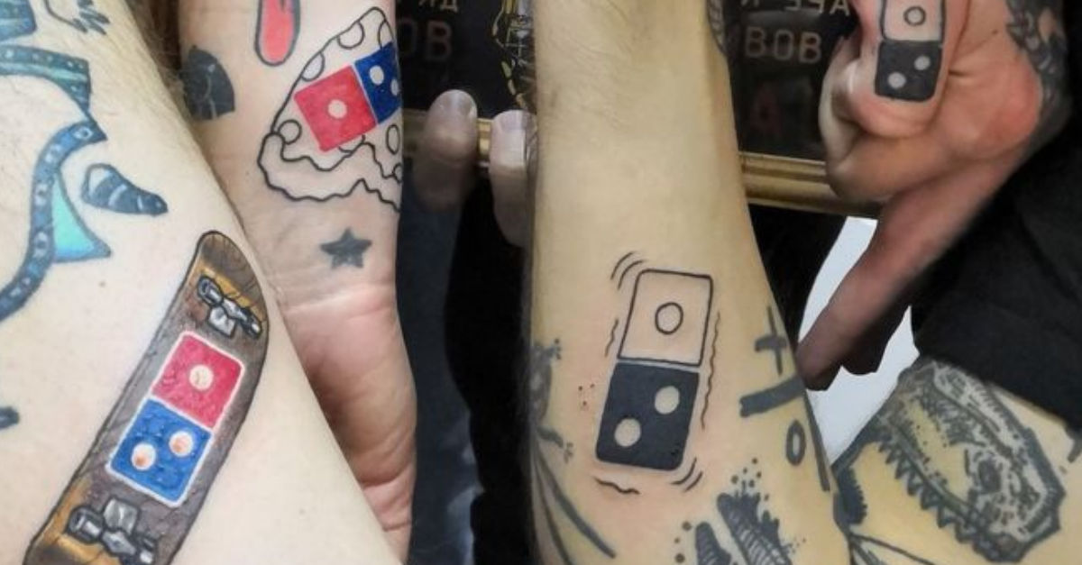 Stačí si dať vytetovať na telo logo Dominos Pizza a máte pizzu doživotne zadarmo