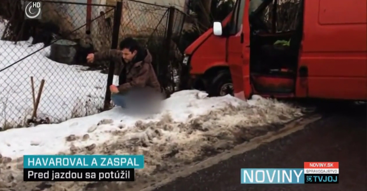 Opitý vodič neváhal vykonať svoju potrebu pred kamerami – video