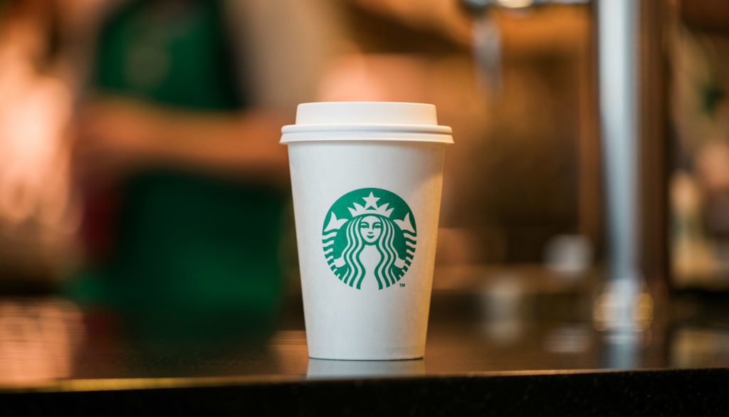 Stránka pre dospelých zakazuje vo svojich kanceláriach Starbucks produkty – reagujú tak na zákaz pozerania por*a v ich prevádzkach