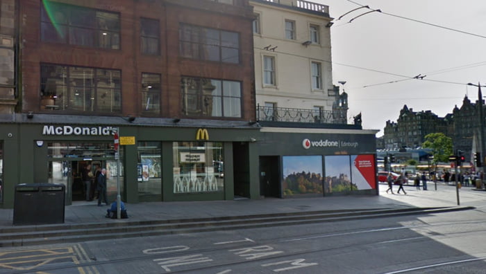 Muž vytiahol v prevádzke McDonaldu svojho „ehm“ a začal sa hrať na vrtuľník pred všetkými zákazníkmi