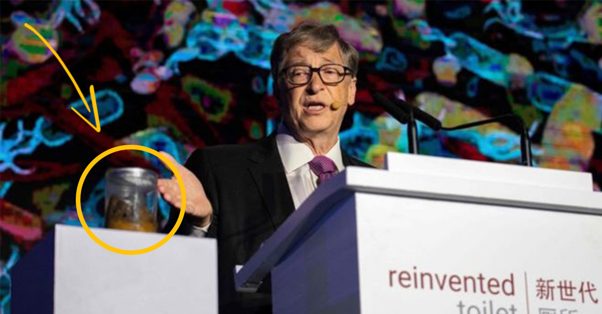 Bill Gates rozprával o vývoji toaliet – počas prednášky mal pri sebe nádobku s exkrementami