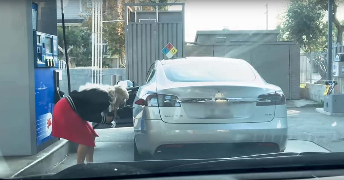 Video: Žena si chcela dotankovať elektromobil Tesla