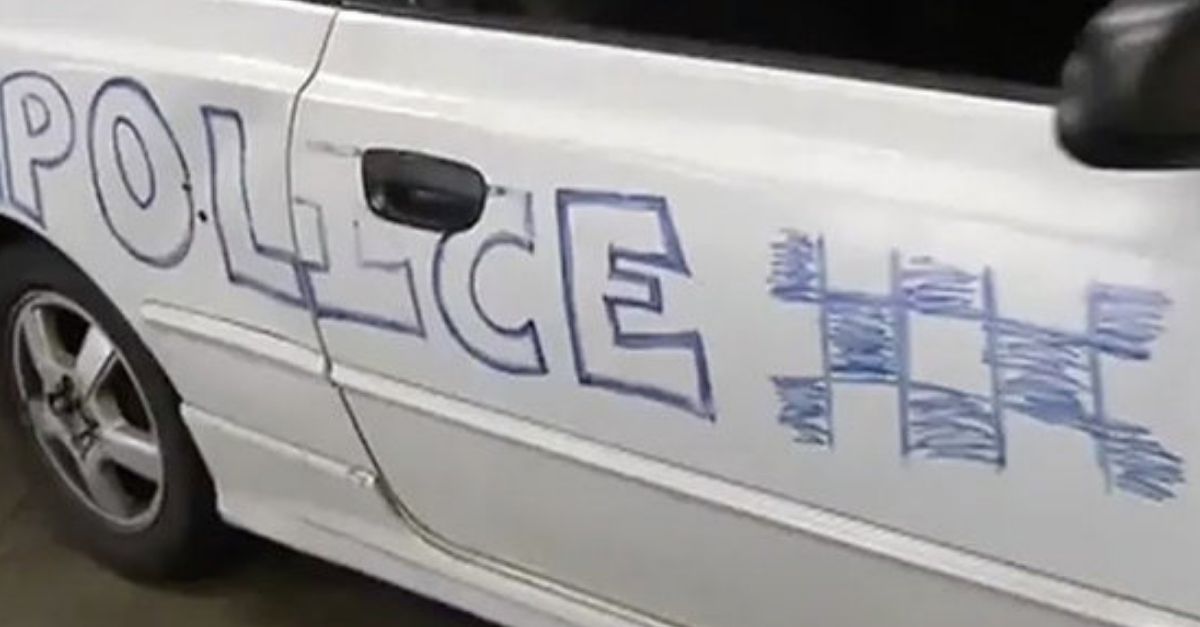 Muž vydávajúci sa za policajta zastavil skutočných policajtov v civile