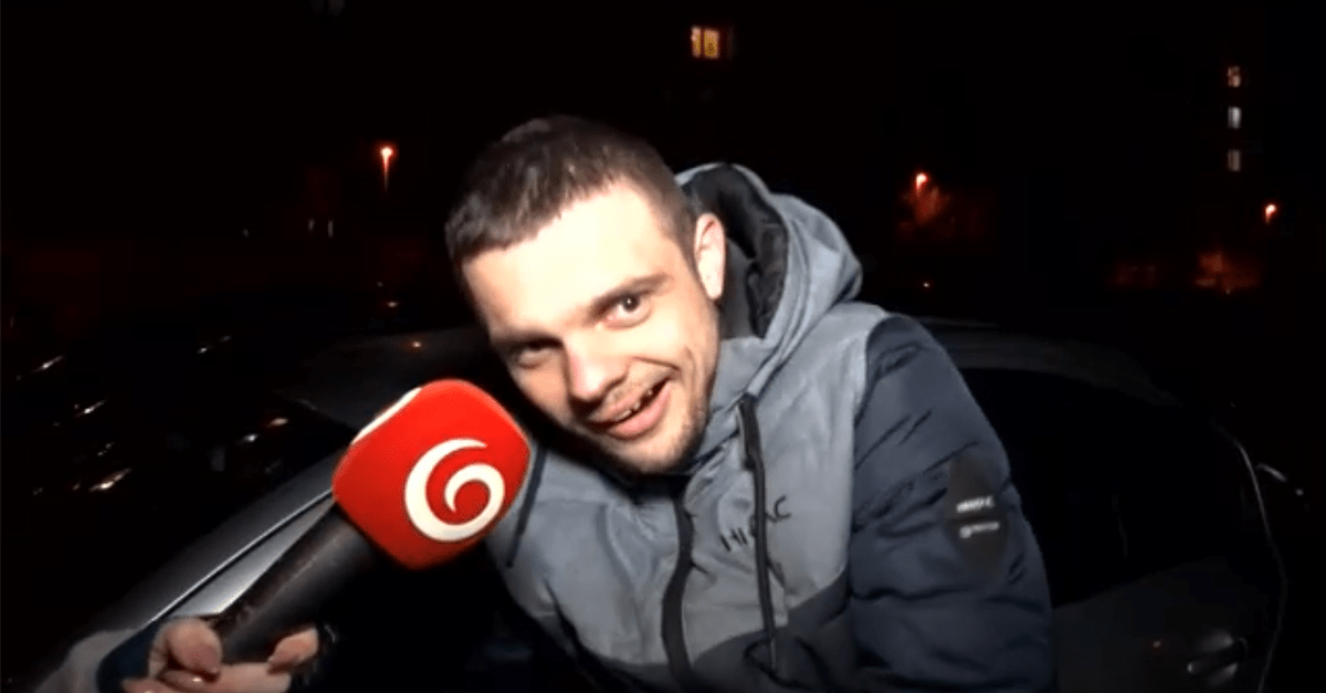 Mladík narazil do zaparkovaného auta. Za všetko vraj môže jeho pes, ktorý mu do ucha pošepkal, aby prepol pesničku