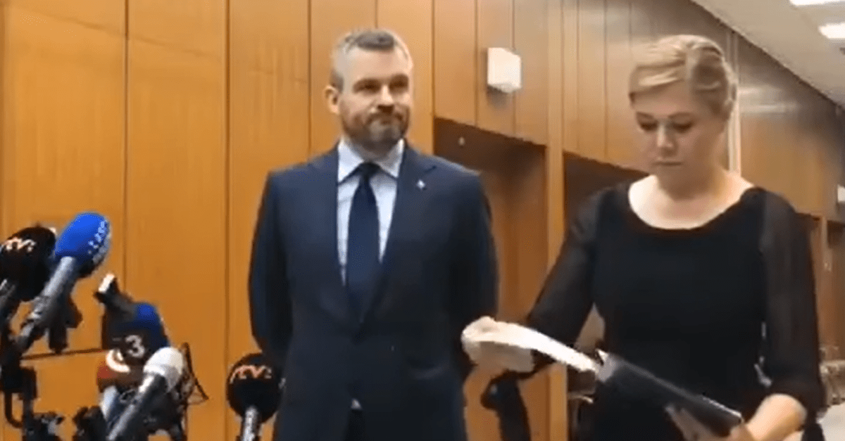Premiér a ministerka vnútra SR si nevšimli, že ich nahrávajú mikrofóny. Video baví slovenský internet