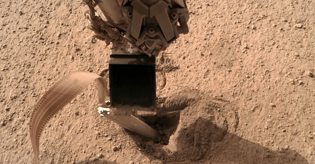 NASA opravila sondu tým, že jej prikázala, aby po sebe udrela lopatou