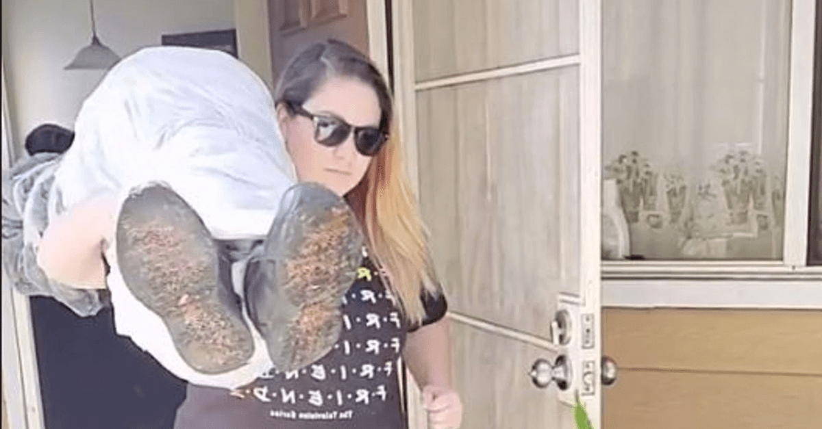 Susedia zavolali políciu na ženu, ktorá natáčala TikTok video. Mysleli si, že z domu vynáša skutočnú mŕtvolu