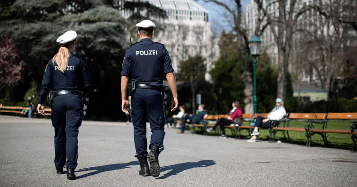 Muž z Viedne si nahlas uľavil pred policajtmi. Tí mu udelili pokutu vo výške 500€