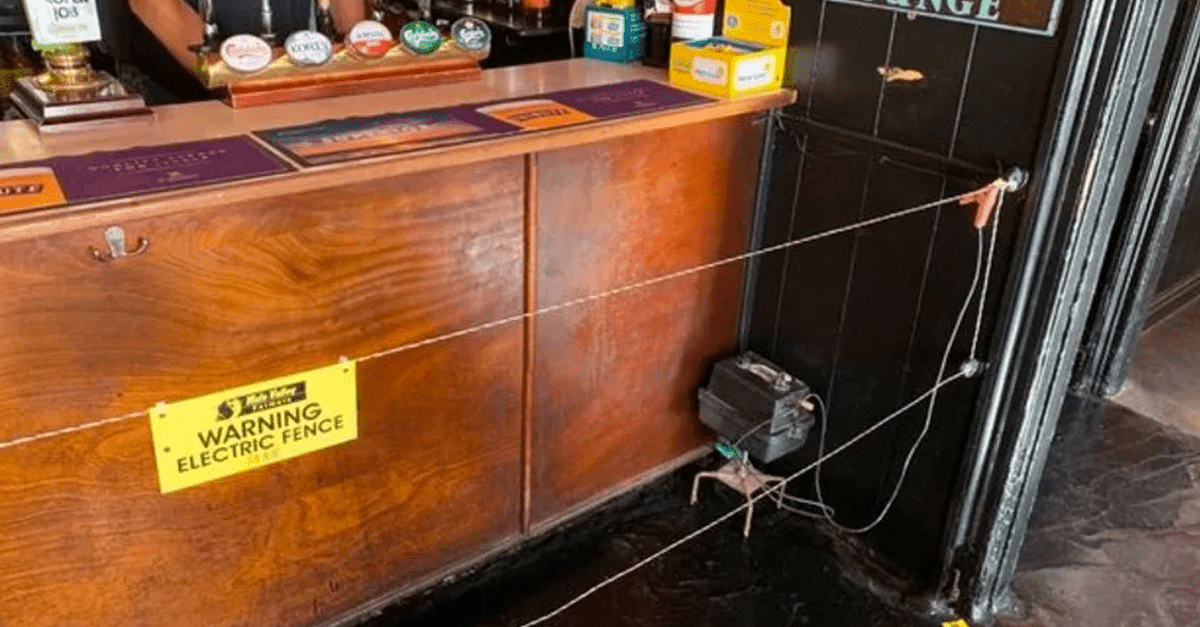 Krčma nainštalovala pred bar elektrický ohradník. Má ustrážiť dodržiavanie sociálnej dištancie