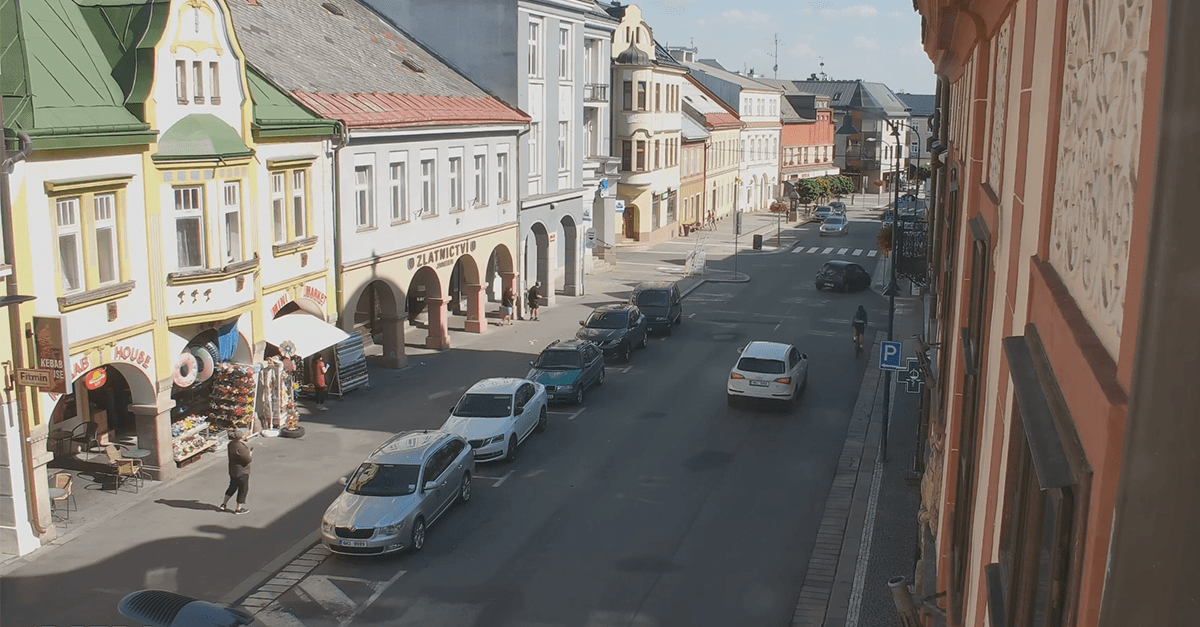 Český vodič si pomýlil realitu s počítačovou hrou. Unikal po chodníku, z ktorého odskakovali ľudia