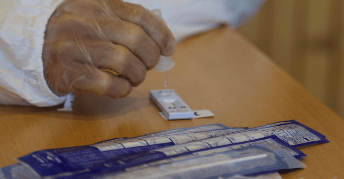 Opitý lekár s takmer dvoma promile robil odbery pri plošnom testovaní. Stopla ho až polícia