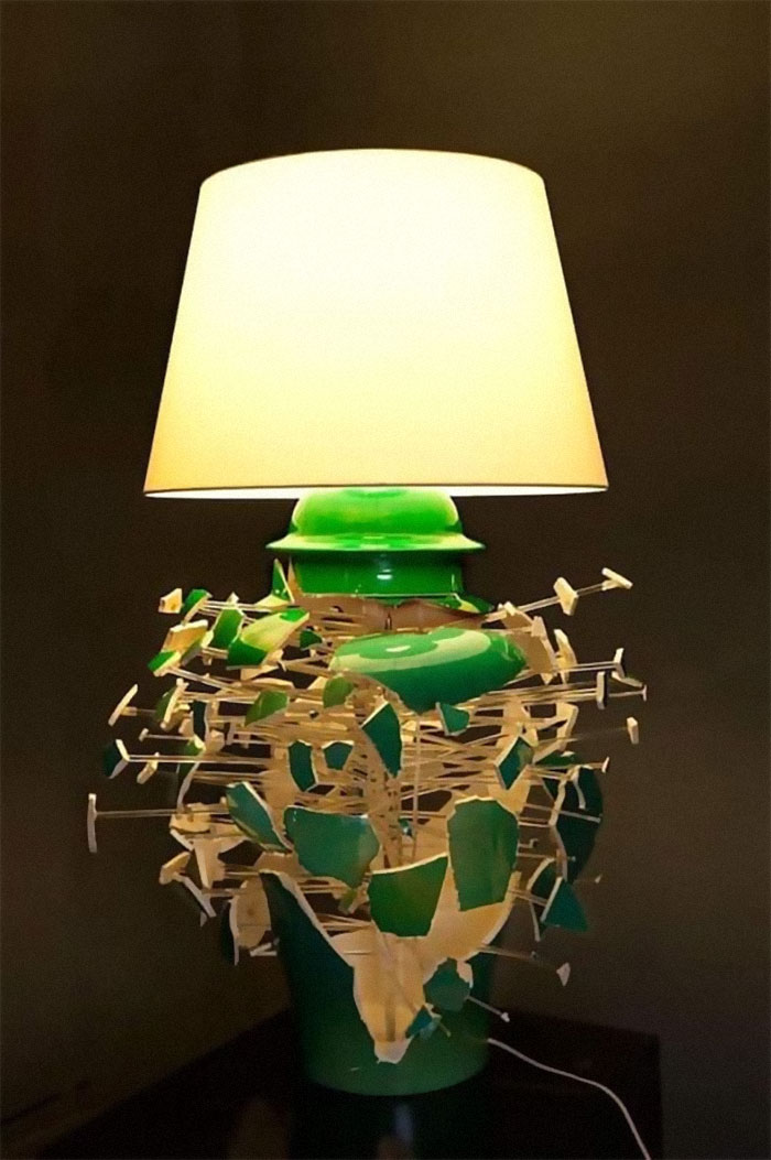 Lampa obklopená drevenými kúskami