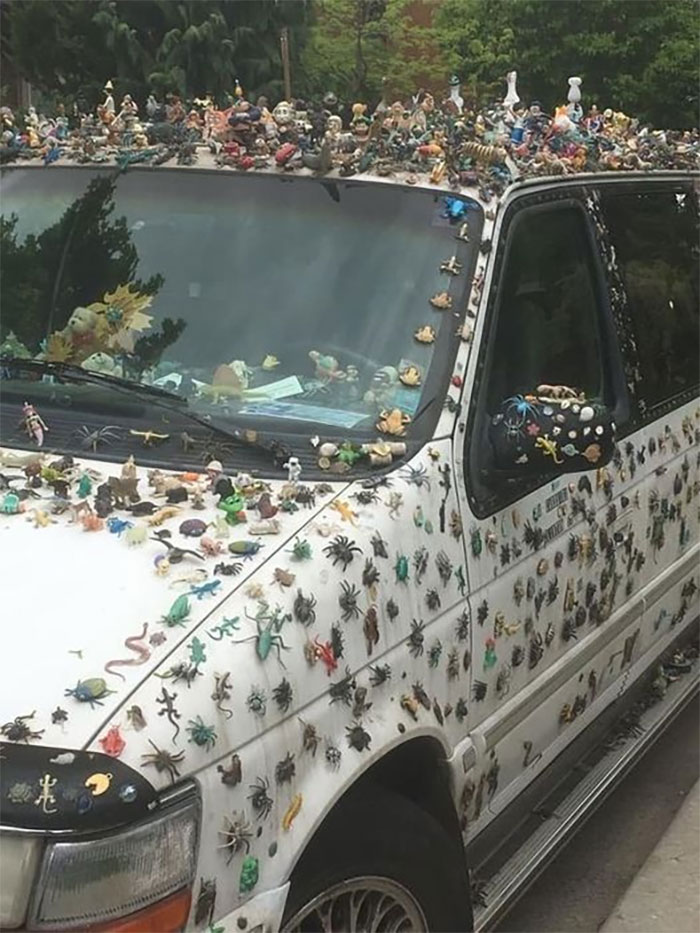 Auto pokryté figúrkami