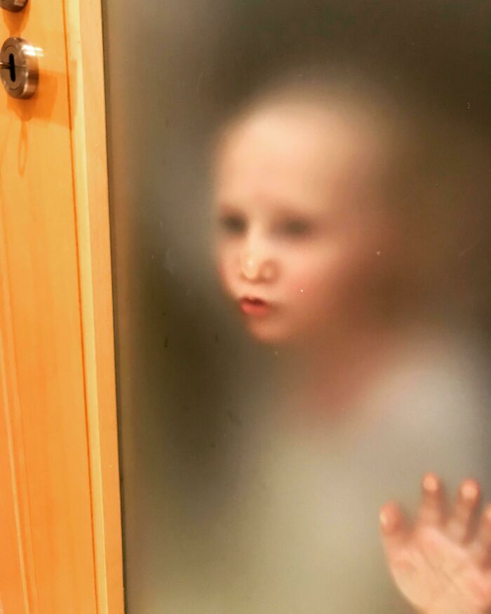 Tvár za priehľadnými dverami