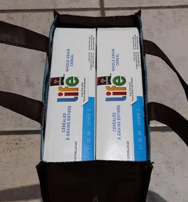 Dve rovnaké škatule tesne uložené vedľa seba v taške