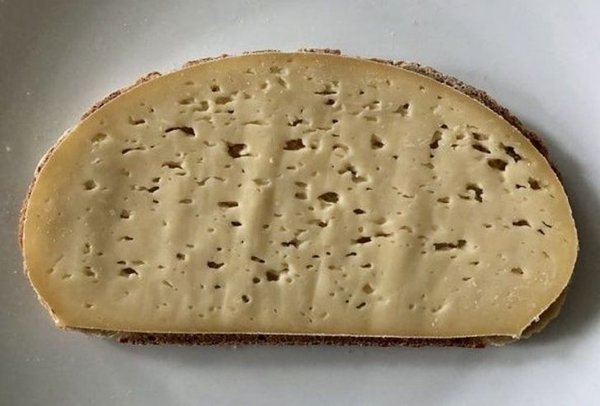 Plátok syra kopírujúci obrys krajca chleba