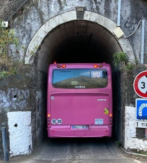 Autobus pri kamennom tunelovom portáli s malou viditeľnou medzerou