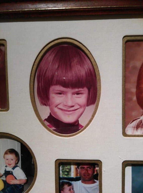 Portrét s oblým účesom v oválnom fotografickom ráme