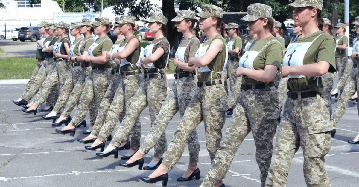 Ukrajinské vojačky sú nútené pochodovať v lodičkách na podpätkoch. Tie sú vraj súčasťou uniformy vojačiek