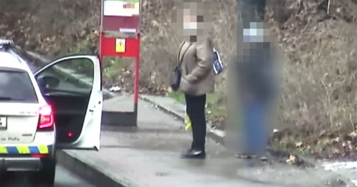 Chlapec z Prahy skúšal svoje prvé graffiti. Babička kúpila spreje a strážila