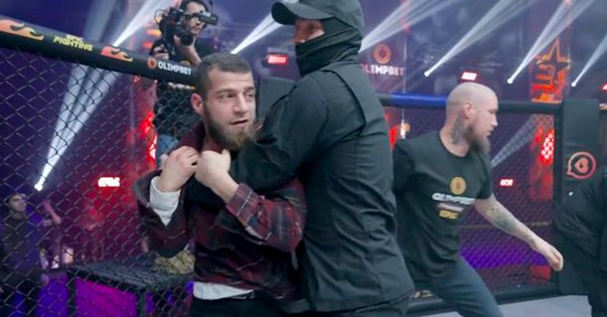 Bizarný ruský MMA duel medzi mužom a ženou museli prerušiť. Divák chcel pomôcť prehrávajúcej frajerke