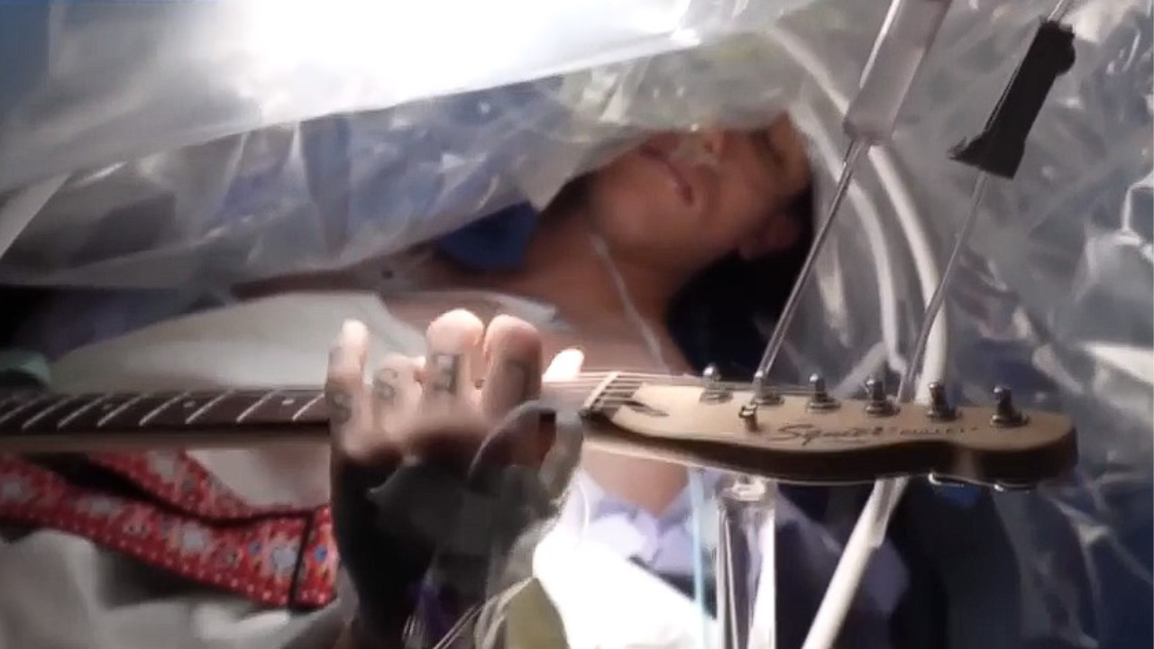 Zatiaľ čo mu doktori z mozgu vyberali nádor, chlapík hral na gitaru. Doktori operovali pri hudbe System of a Down