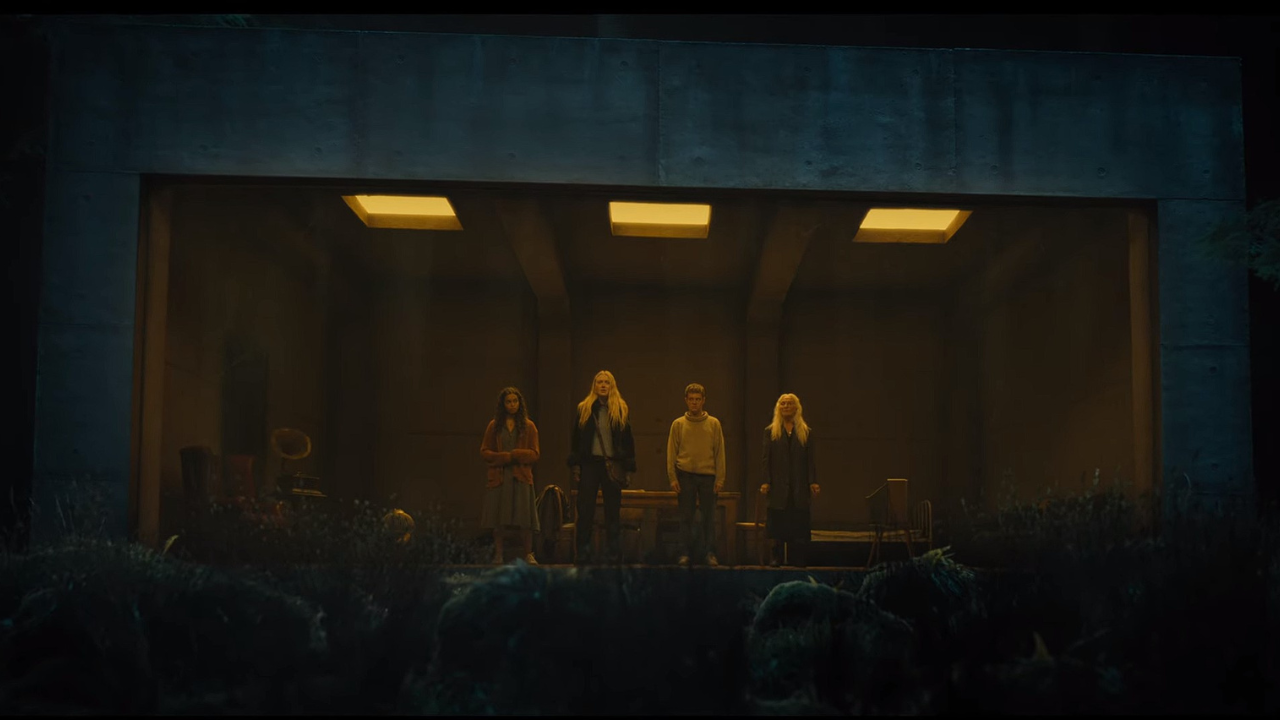 Warner Bros zverejnilo trailer k The Watchers s Dakotou Fanning. Nový horor vás zavedie do lesa, ktorý neexistuje na žiadnej mape