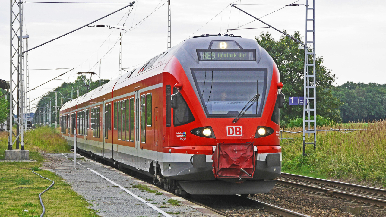 17-ročný Nemec sa rozhodol odísť z domu a žiť výhradne vo vlakoch. Darí sa mu to už viac ako rok