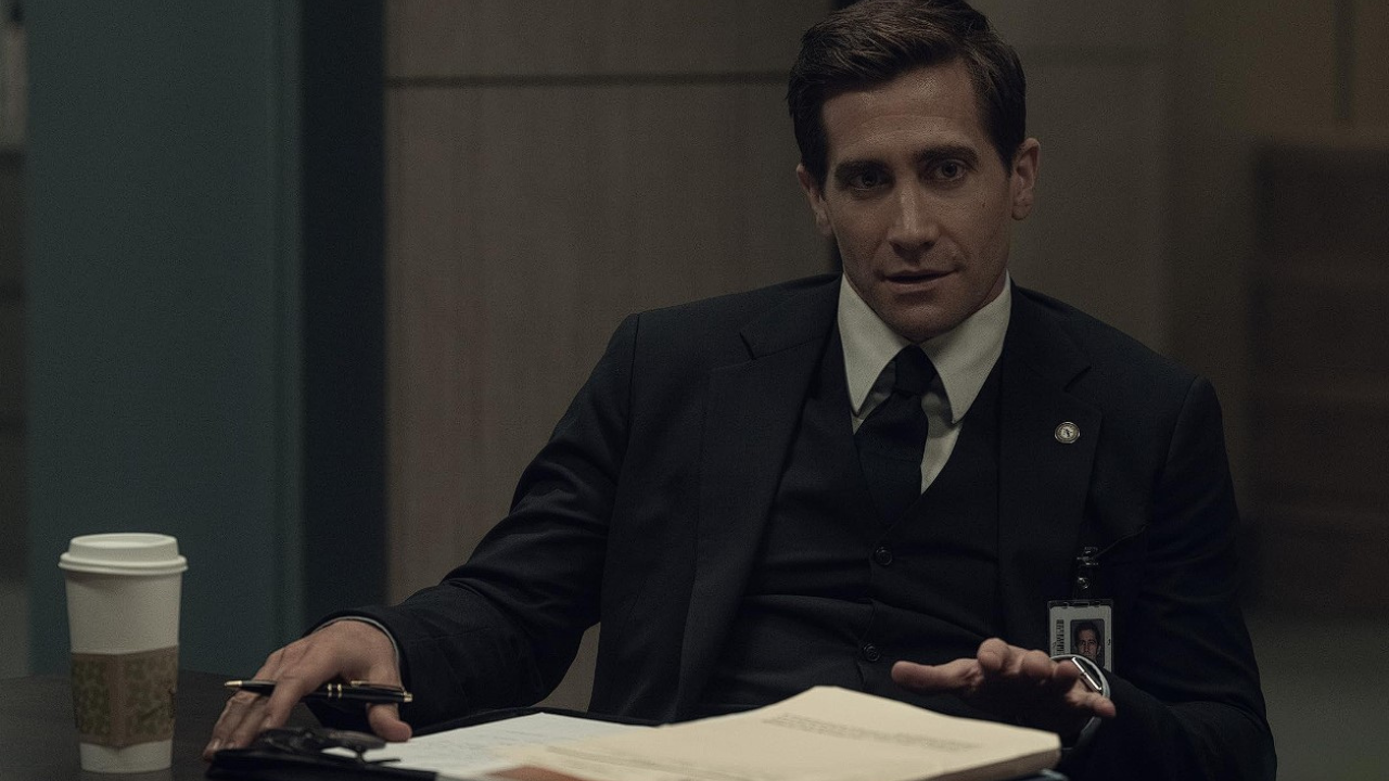 Vyšiel trailer k seriálu Presumed Innocent s Jakeom Gyllenhaalom, v ktorom trvá na tom, že je nevinný