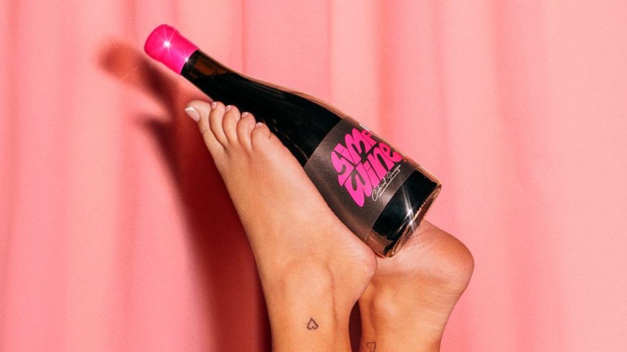 Influencerka z OnlyFans predáva limitované víno, ktoré vyrábala vlastnými nohami. Nazýva ho „Simp Wine“