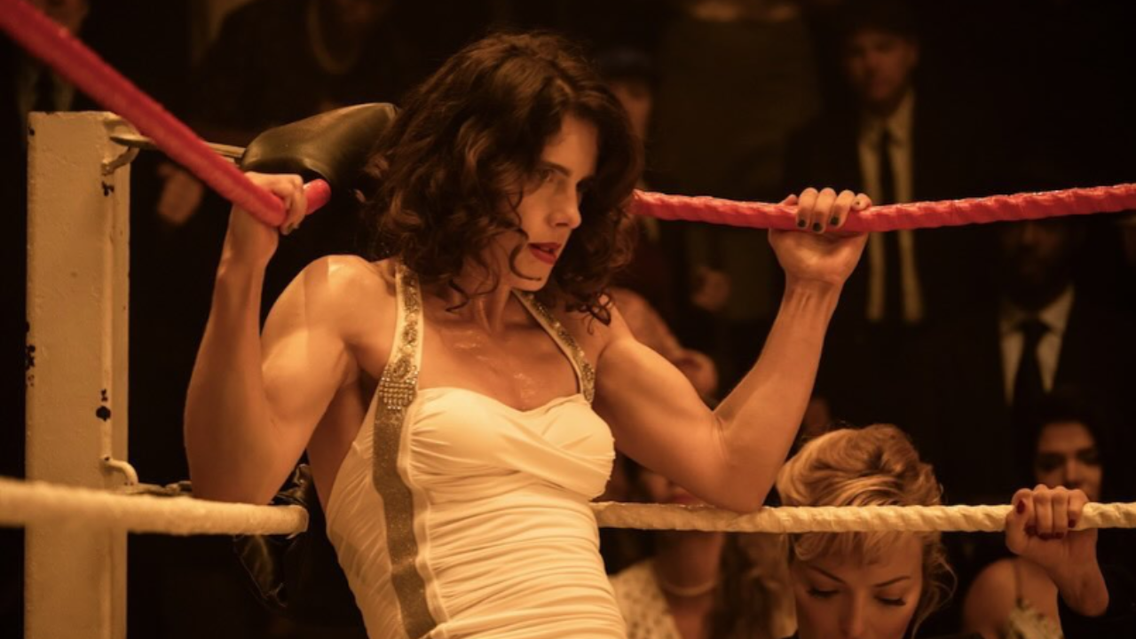 Emily Bett Rickards si zahrala slávnu wrestlerku Mildred Burke vo filme „Queen of the Ring“