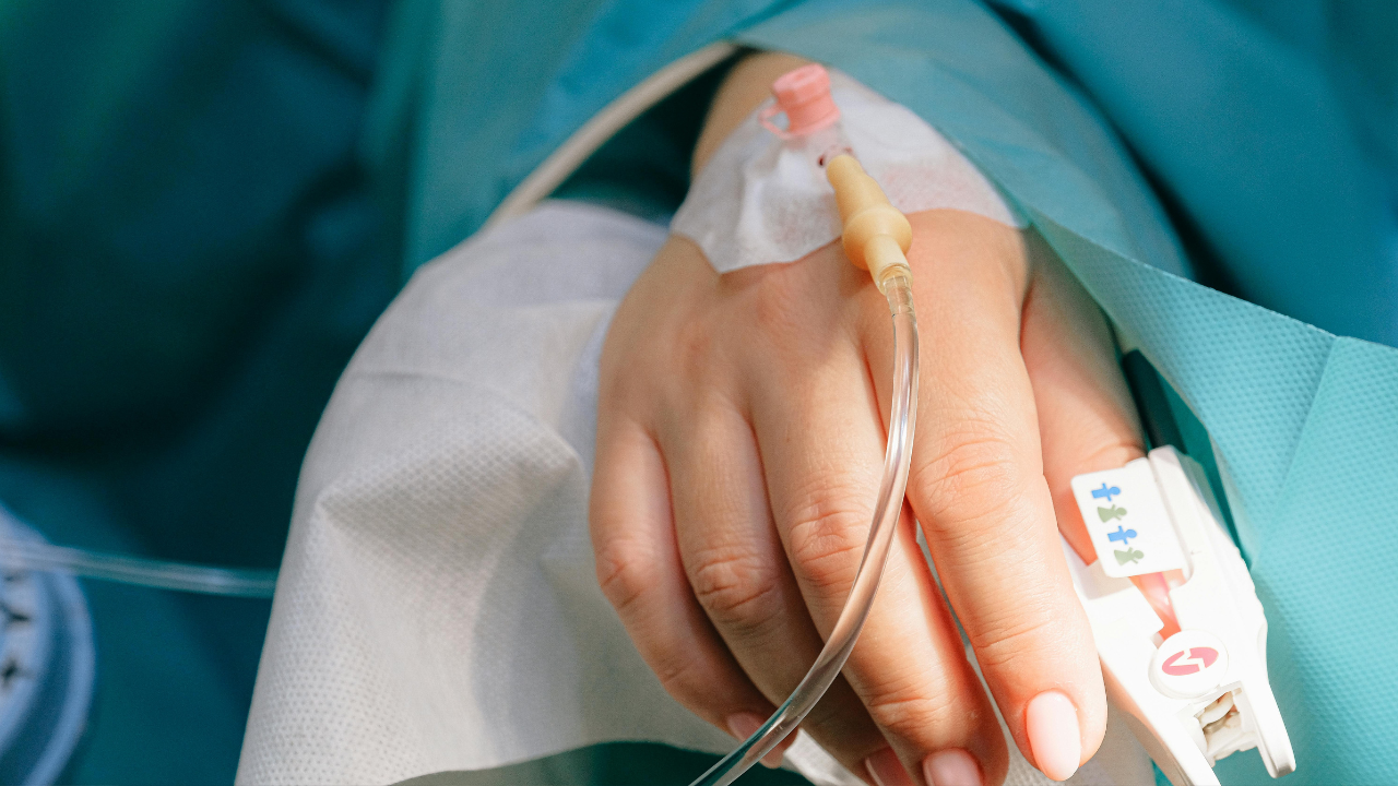 Chirurg dostal pokutu po tom, čo nafotila kontroverzné tetovanie svojho pacienta