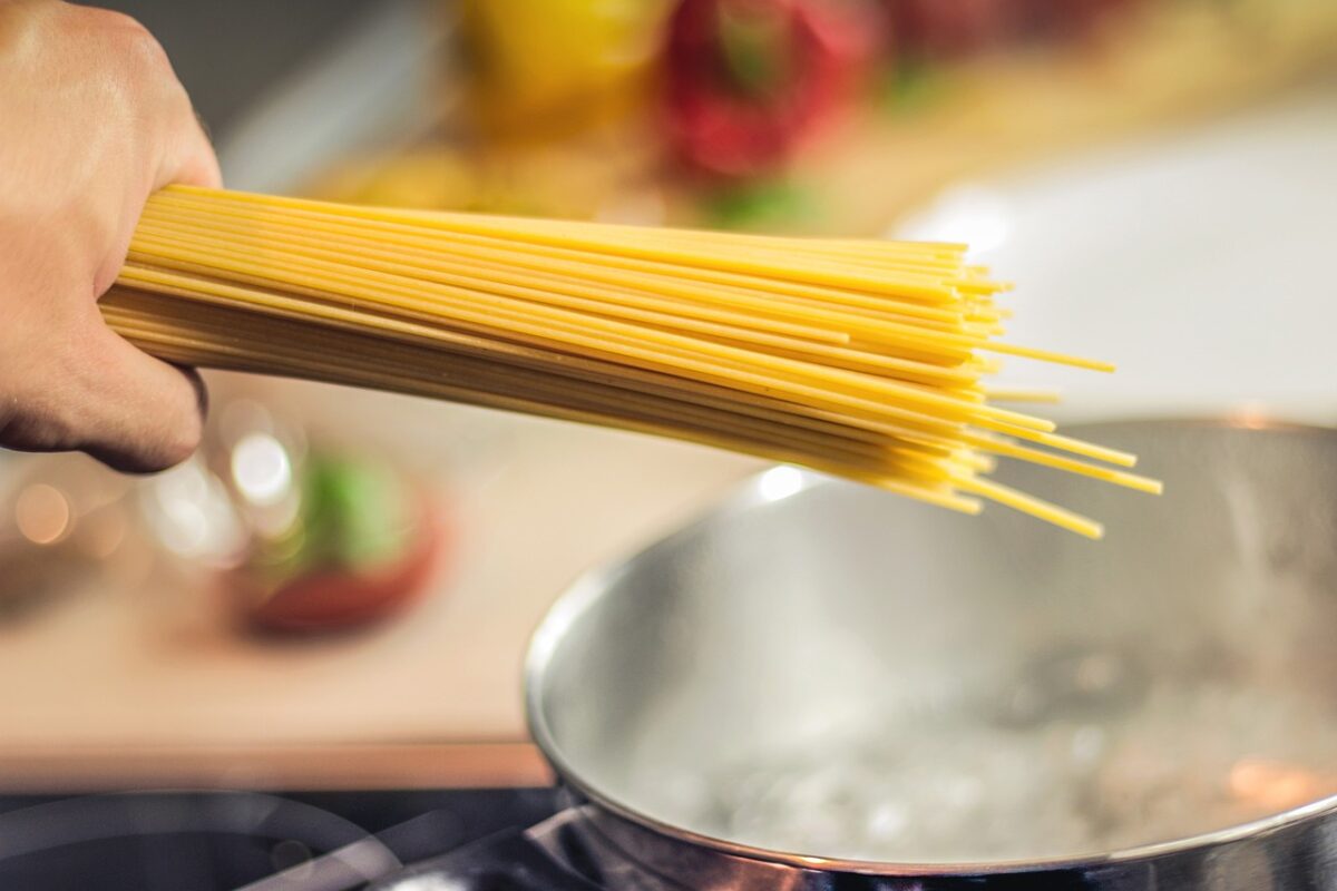 spaghetti, pasta, boiling water, uncooked, boil, cooking noodles, cooking pasta, hand, holding, italian cuisine, noodles, cooking, food, italian, boiling, pot, kitchen, spaghetti, spaghetti, spaghetti, pasta, pasta, pasta, pasta, pasta, noodles, cooking, cooking, cooking, cooking