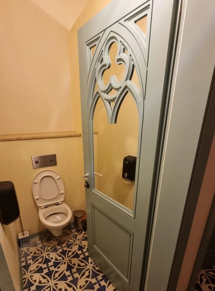 Odraz kúpeľne mení prvý dojem z toho, kam vedie otvor v dverách.
