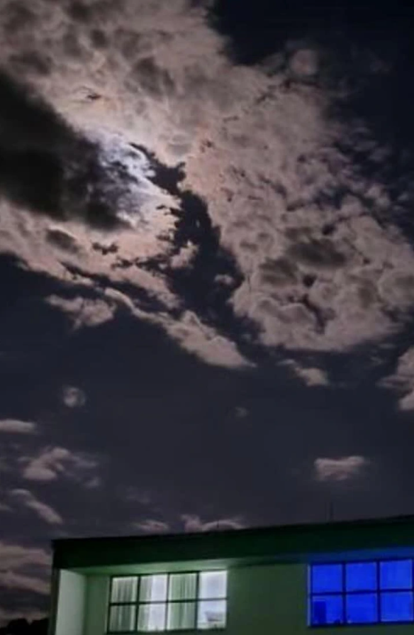 Tmavší tvar na oblohe možno čítať ako rozprávkovú postavu na metle.